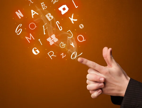 Lettere che escono da mani a forma di pistola — Foto Stock