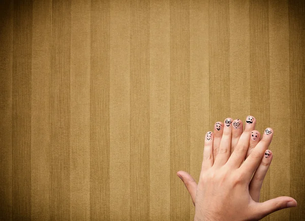 ヴィンテージストライプの壁紙の背景と幸せな指の笑顔 — ストック写真