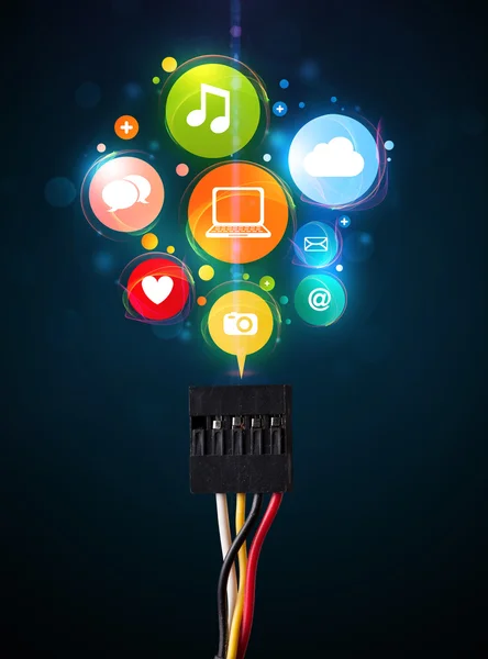 Iconos de redes sociales que salen del cable eléctrico — Foto de Stock