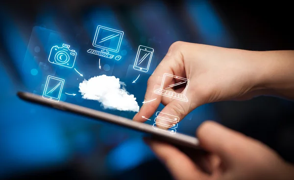 Vinger wijzen op tablet pc, mobiele cloud concept — Stockfoto