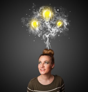 duman ve başının üstünde lightbulbs düşünceli kadınla