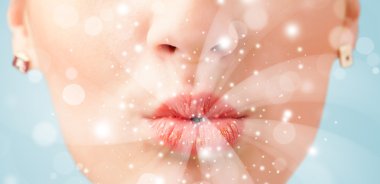 güzel kadının dudakları soyut beyaz ışıkları üfleme