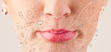 güzel kadın ağzı üfleme elle çizilmiş simgeler ve semboller