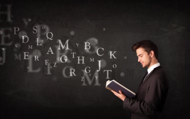 genç adam alfabesi harfleri ile kitap okuma