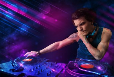 Genç dj turntable renk ışık efektleri ile oynama