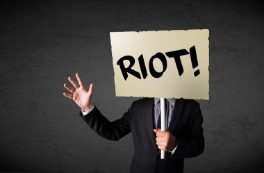 İş adamı protesto işareti tutuyor.