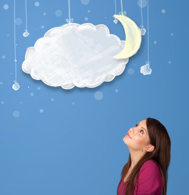 Genç kız aylı gece bulutlarına bakıyor.