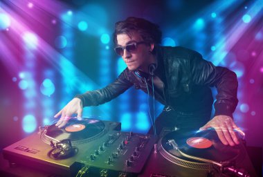 dj müzik kulübünde mavi ve mor ışık ile karıştırma