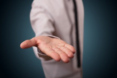 Yakışıklı iş adamı el kopyasıyla sunum yapıyor.