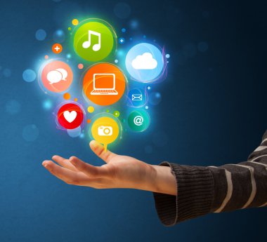 bir kadının elinde Multimedya simgeler