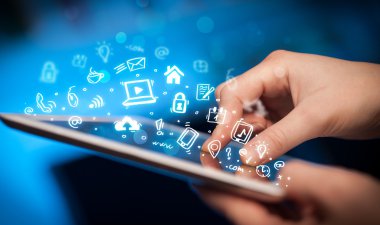 Tablet bilgisayarı üzerinde parmak işareti, sosyal medya kavramı