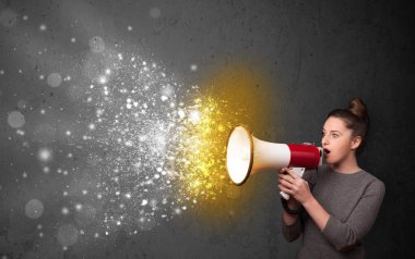 bağırarak bir megafon ve enerji parçacıkları patla parlayan bir kadın