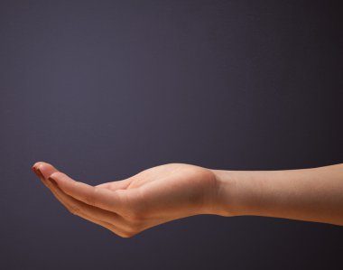 kadın sunan kopya alanı