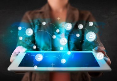 genç bir kişi ile iletişim teknolojisi concep talbet holding