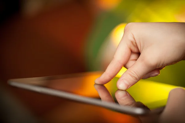 Fingret pekar på TabletPC med tomt utrymme — Stockfoto