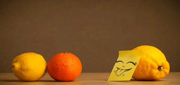 Лимон с запиской, торчащей из языка к цитрусовым — стоковое фото
