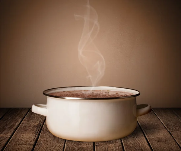 Pot sur vieille table en bois — Photo