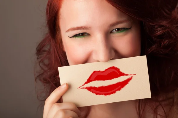 Glücklich hübsche Frau hält Karte mit Kuss Lippenstift Marke — Stockfoto