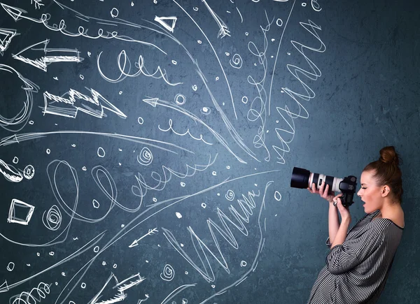 Fotograaf opnamen terwijl energetische hand getrokken lijnen een — Stockfoto