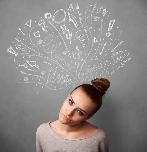 Junge Frau denkt mit skizzierten Pfeilen über ihrem Kopf — Stockfoto