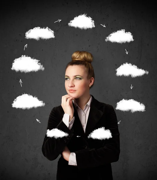 Mujer joven pensando con la circulación de nubes alrededor de su cabeza — Foto de Stock