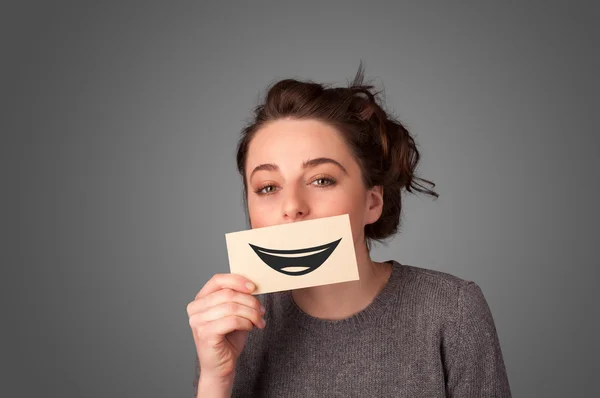 Feliz mulher bonita segurando cartão com sorriso engraçado — Fotografia de Stock