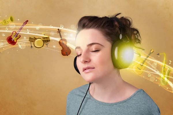 Mujer joven con auriculares escuchando música — Foto de Stock