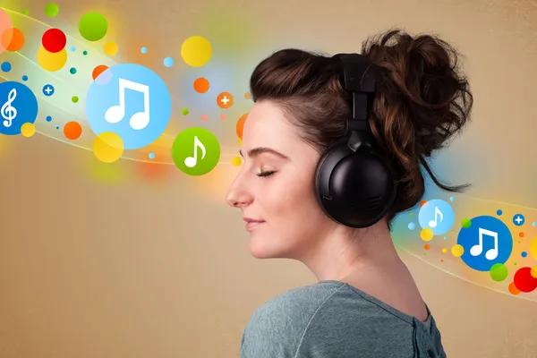 Mujer joven escuchando música con auriculares —  Fotos de Stock