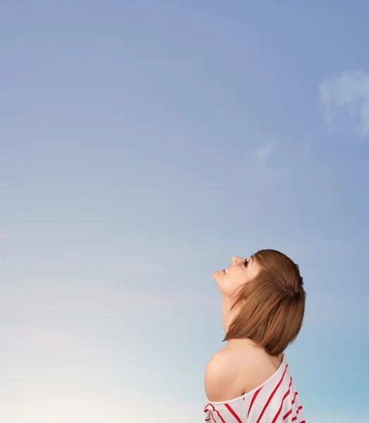 Девушка смотрит на голубое небо копирайта — стоковое фото