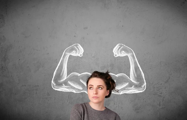 Jeune femme avec des bras musclés forts — Photo