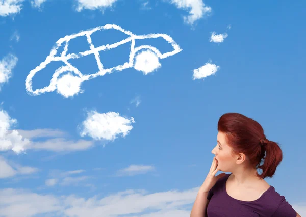 Chica joven mirando la nube del coche en un cielo azul — Foto de Stock