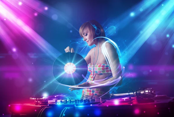 Energetisches DJ-Girl mischt Musik mit starken Lichteffekten — Stockfoto