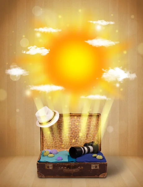 Sol brillante de verano con nubes y bolsa turística — Foto de Stock