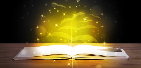 Open boek met gouden gloed vliegende papieren pagina 's — Stockfoto