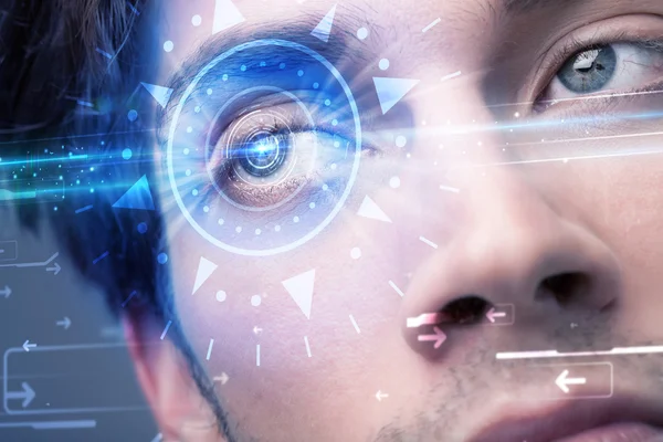 Cyber hombre con ojo technolgy mirando en iris azul — Foto de Stock