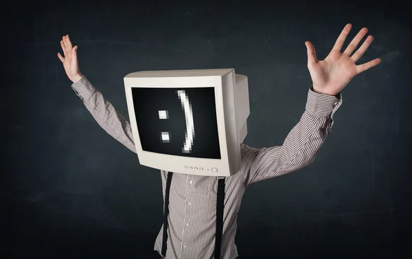Joven empresario divertido con un monitor en la cabeza y sonriente —  Fotos de Stock