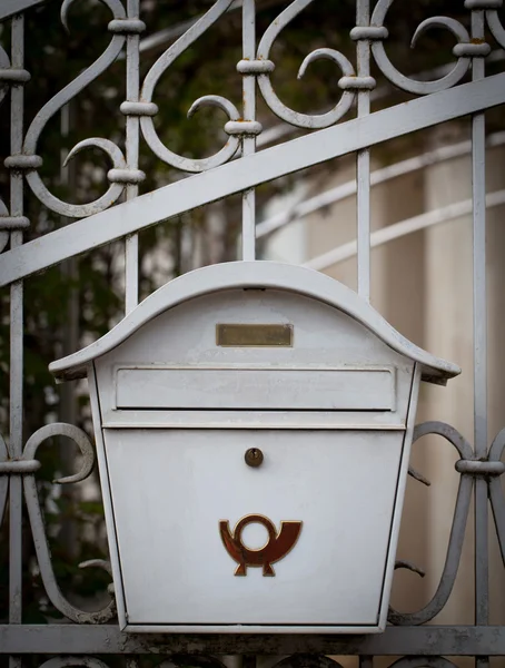 Sokakta bir posta kutusunun içinde — Stok fotoğraf