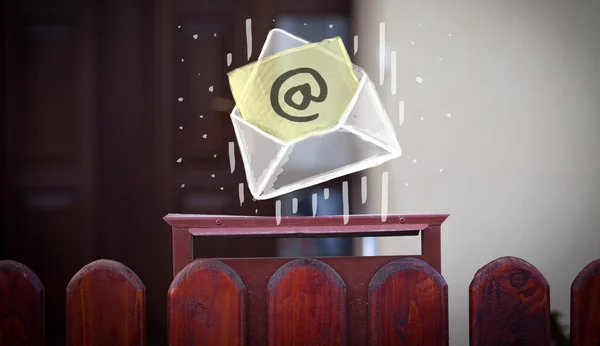 Posta kutusuna e- posta işareti konan zarf — Stok fotoğraf