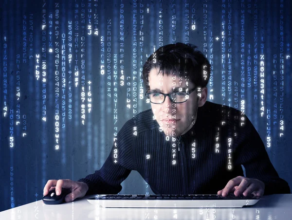 Haker dekodowania informacji z futurystycznej technologii sieciowej — Zdjęcie stockowe