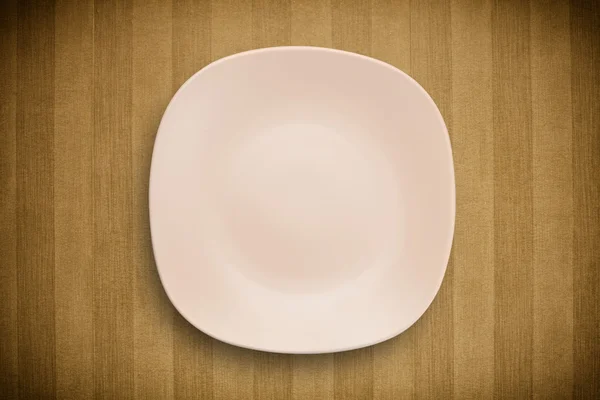 Colorful empty plate on grungy background table — Stock Photo, Image