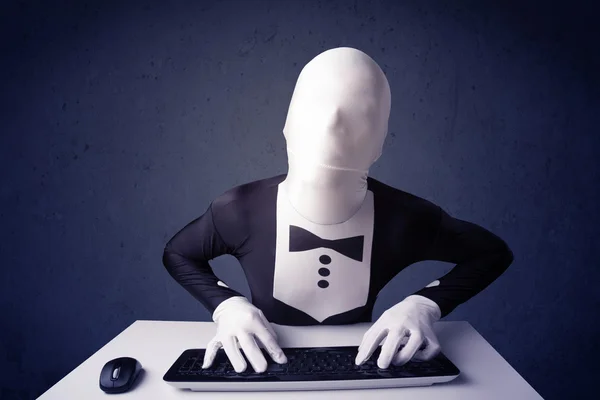 Homem sem identidade trabalhando com teclado em fundo azul — Fotografia de Stock
