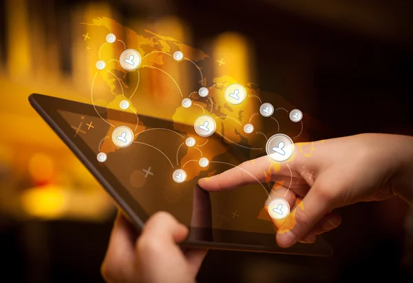 Kézfogás tabletta pc, szociális hálózati koncepció — Stock Fotó