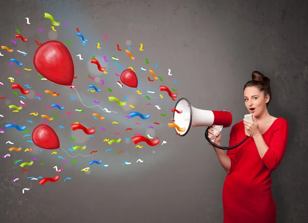 Menina se divertindo, gritando em megafone com balões — Fotografia de Stock