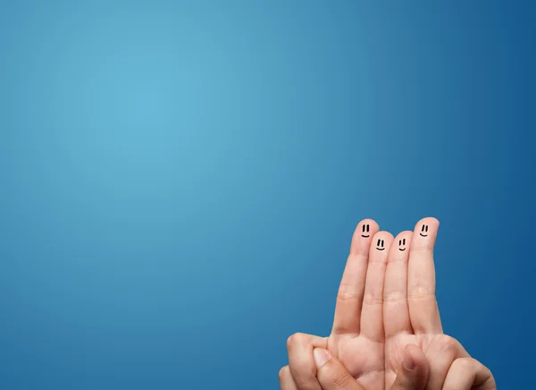 Alegre sonriente cara dedos mirando vacío azul fondo copia — Foto de Stock