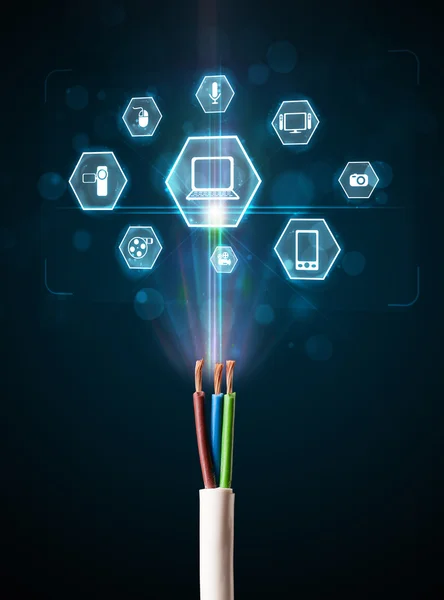 Cable eléctrico con iconos multimedia — Foto de Stock