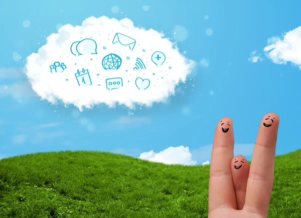 Dedos sorridentes felizes olhando para a nuvem com ícones sociais azuis e — Fotografia de Stock