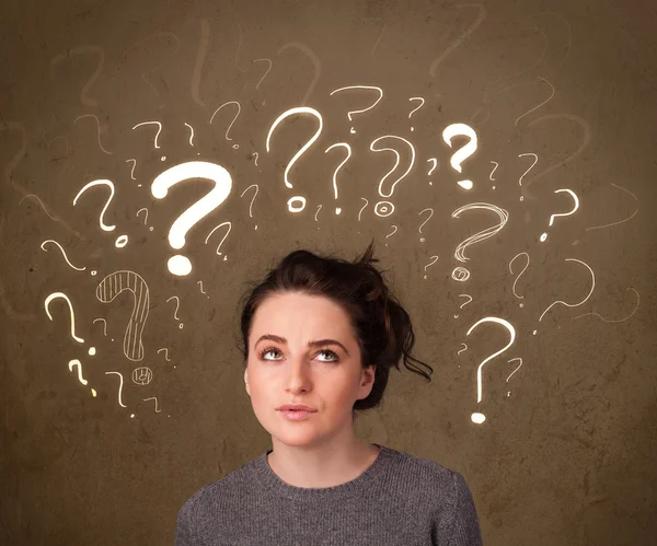 Kafasında soru işareti olan bir kız.
