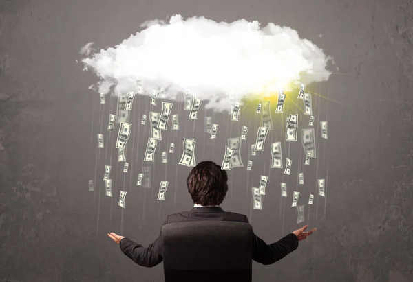 Biznes człowiek w garniturze patrząc na chmurę z spadających pieniędzy — Zdjęcie stockowe
