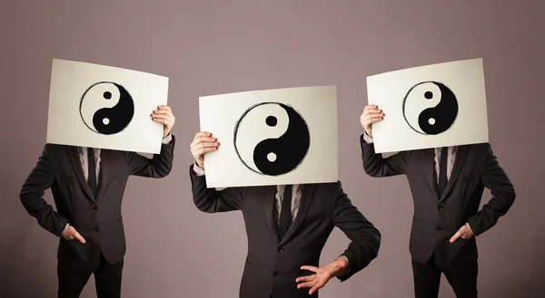 Stilig människor i formella gestikulerande med yin yang underteckna på cardbo — Stockfoto