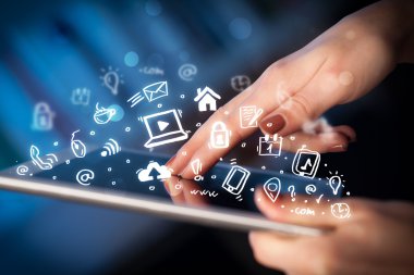 Tablet bilgisayarı üzerinde parmak işareti, sosyal medya kavramı